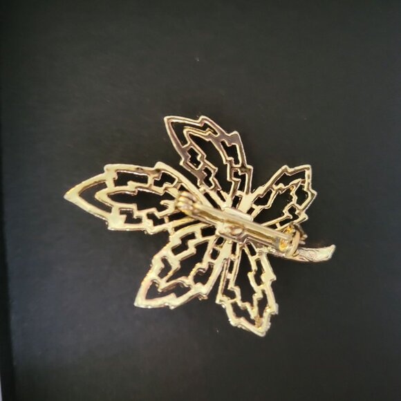 Elegant Gold-Tone Maple Leaf Brooch Pin - 2 Inches - Picture 2 of 3